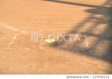 比賽結束後,泥地上的棒球場本壘和打擊區 比賽結束後,泥地上的棒球場本壘和打擊區 127056123