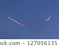 月亮和飛機雲 127056135