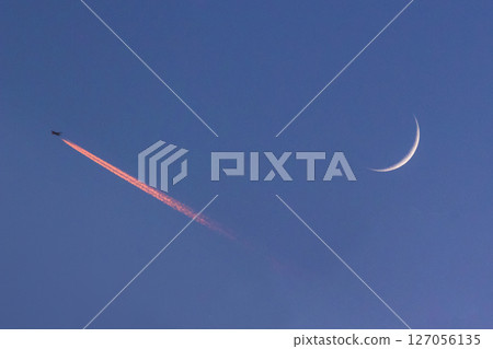 月亮和飛機雲 127056135