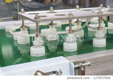 The drinking water bottles cap production process by injection machine. 127057008