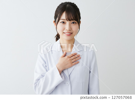 一位身穿白大褂的年輕女研究員的肖像 127057068