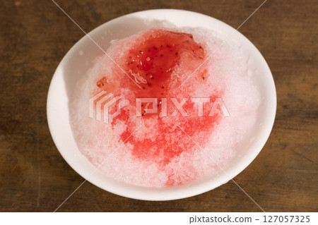 Image of strawberry shaved ice (stock photo) 127057325
