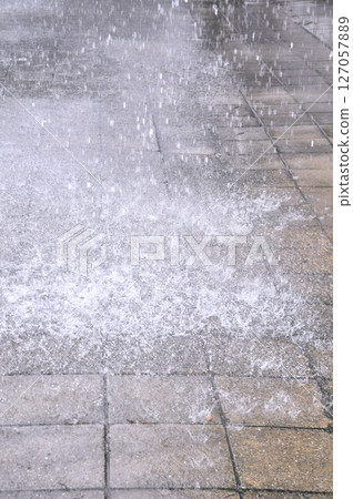 大雨期間，雨水漣漪衝擊路上的水坑 127057889