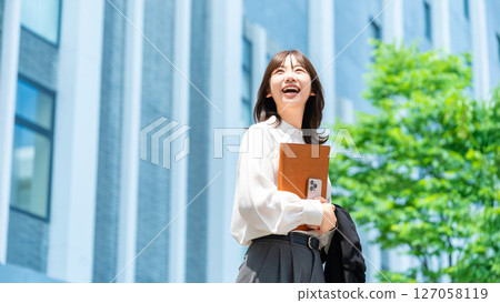 走在辦公區的女商人 127058119