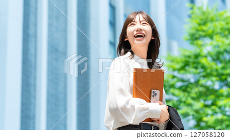 走在辦公區的女商人 走在辦公區的女商人 127058120