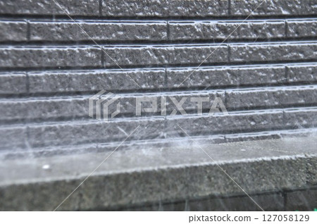 大雨期間雨水衝擊建築物的牆壁 127058129