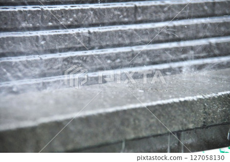 大雨期間雨水衝擊建築物的牆壁 127058130