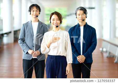 辦公室排隊的資深操作員 辦公室排隊的資深操作員 127058337