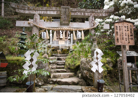 Sanboko Shrine, in the grounds of Yuki Shrine, Kurama Sanboko Shrine, in the grounds of Yuki Shrine, Kurama 127058402
