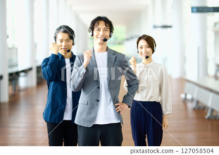 辦公室排隊的資深操作員 辦公室排隊的資深操作員 127058504