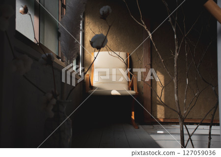 在靜謐陽光下，被椅子和枯樹環繞的空間 127059036