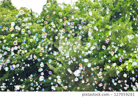 漂浮在空中的肥皂泡，肥皂泡和新綠風景，圖像素材，背景素材 127059281