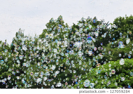 空中漂浮的肥皂泡，肥皂泡和清新的綠色景色，很多肥皂泡，圖片素材，背景素材 127059284