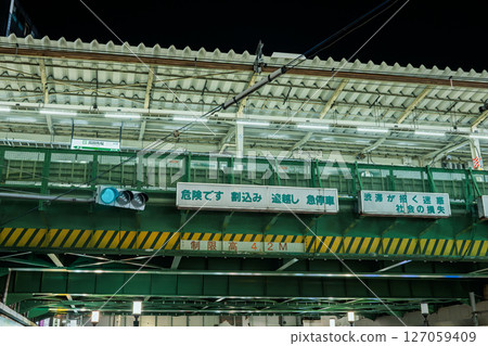 夜晚的高田馬場站：高架月台 127059409