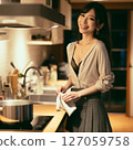 A woman who is making coffee 127059758