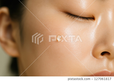 帶有精華液滴的滋潤肌膚特寫（AI 生成的圖像） 127061817