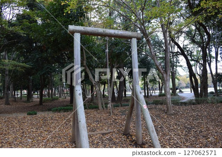 運動兒童公園的遊樂場設備 運動兒童公園的遊樂場設備 127062571