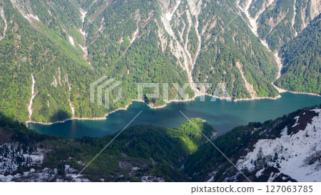 白雪皚皚的北阿爾卑斯山和黑部水壩、黑部湖 127063785