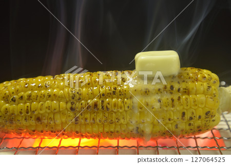 在冒煙的炭火烤架上烤玉米奶油 127064525