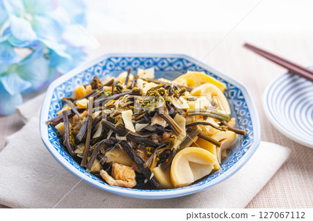 Brassica napus and simmered fish 127067112