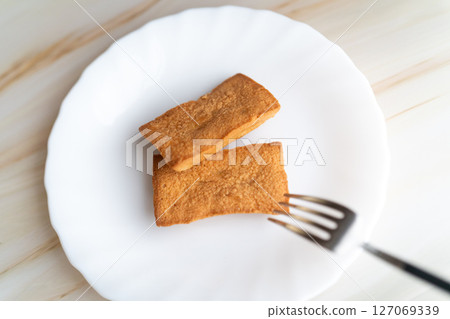 Morning with baked goods on a white plate① Morning with baked goods on a white plate① 127069339