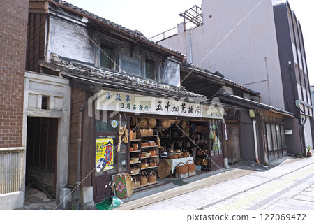 藏之町大道上的藏式建築[栃木縣栃木市] 127069472