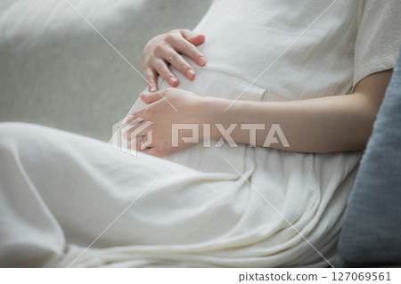 客廳裡的孕婦 客廳裡的孕婦 127069561