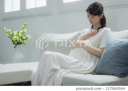 pregnant woman in the living room 127069564