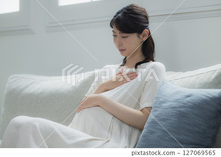 客廳裡的孕婦 客廳裡的孕婦 127069565