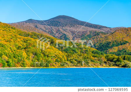 福島：秋季的檜原湖 127069595
