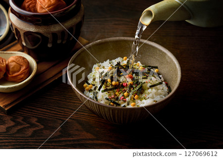 在Ochazuke倒入熱水 127069612