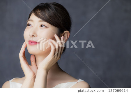 一個感覺皮膚保濕的女人 127069614