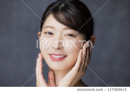 一個感覺皮膚保濕的女人 一個感覺皮膚保濕的女人 127069615