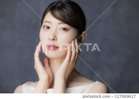 一個感覺皮膚保濕的女人 127069617