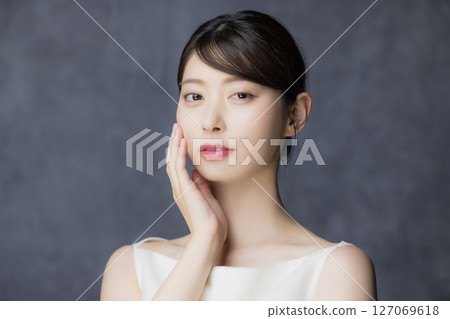 A woman who feels moisturized skin 127069618