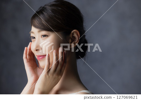 一個感覺皮膚保濕的女人 127069621