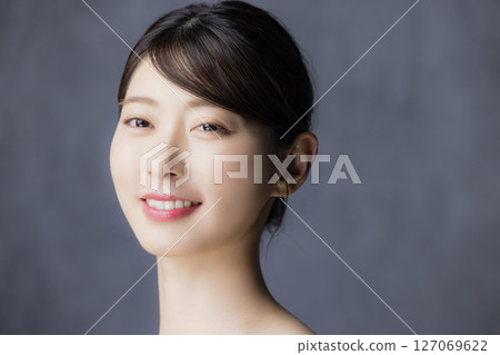 一個感覺皮膚保濕的女人 一個感覺皮膚保濕的女人 127069622