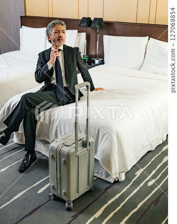 放鬆在床上的中間男性商務人士 放鬆在床上的中間男性商務人士 127069854