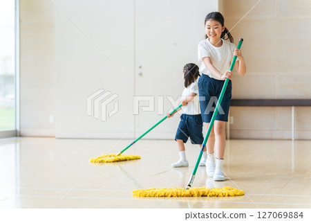 打掃健身房的女孩 127069884