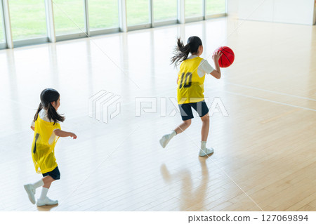 孩子們打籃球 127069894