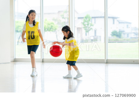 kids playing basketball 127069900