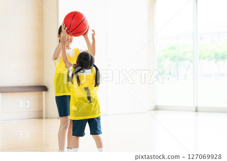 孩子們打籃球 127069928