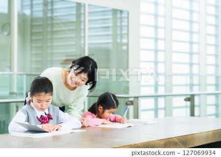 女老師指導孩子們 女老師指導孩子們 127069934