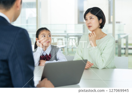 父母與孩子進行三方面談 父母與孩子進行三方面談 127069945