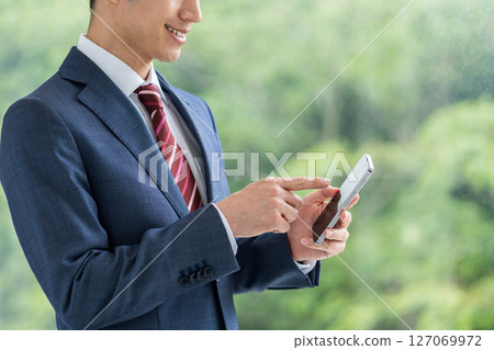 Businessmen (parts) who operate smartphones 127069972