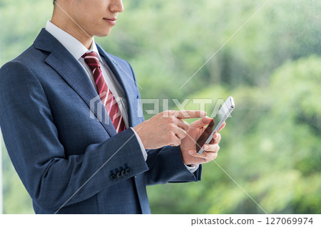Businessmen (parts) who operate smartphones 127069974
