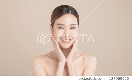 A Japanese female model in her 30s who cares about her skin 127069990