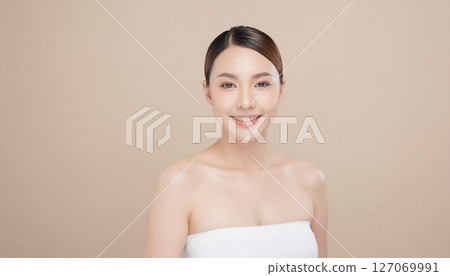 A Japanese female model in her 30s who is confident in her beauty 127069991