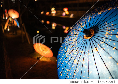 岡山縣倉敷市風景名勝區夜間照明的日本遮陽傘－倉敷春夜明里 127070061