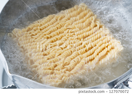 Boil instant noodles in a pot Boil instant noodles in a pot 127070072